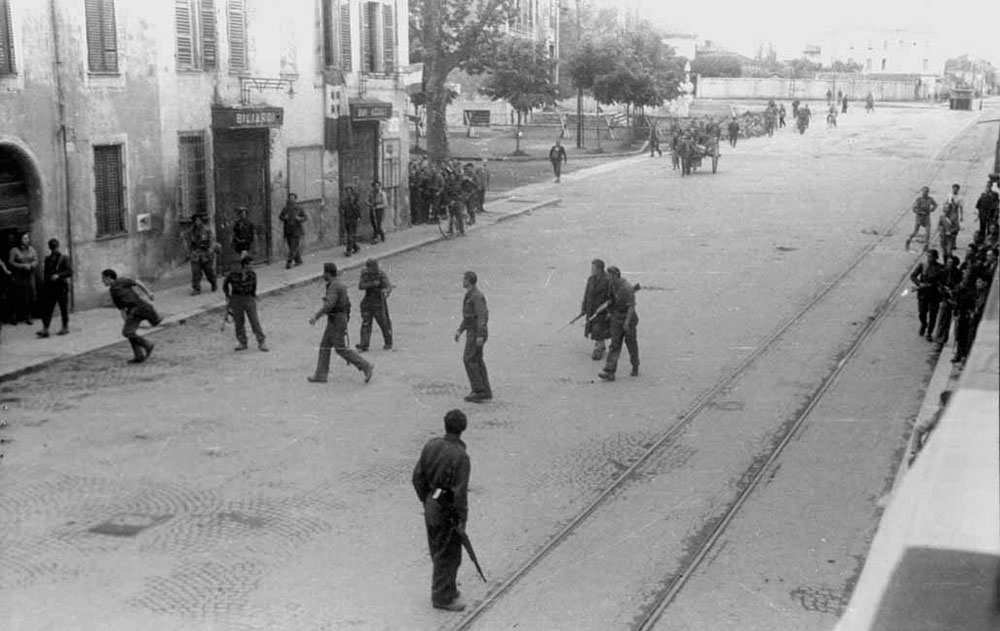 I partigiani dell’VIII Brigata della divisione Piacenza entrano in città da piazzale Genova, 28 aprile 1945,